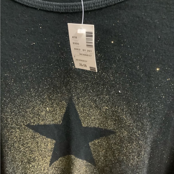 New with tags Avenue 26/28 Black top with Star and Gold dust design soft unique - Picture 3 of 7